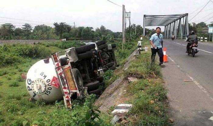Sopir Ngantuk, Truk LPG Nyungsep di Parit Jembatan Kedung Soko Nganjuk Sopir Ngantuk, Truk LPG Nyungsep di Parit Jembatan Kedung Soko Nganjuk
