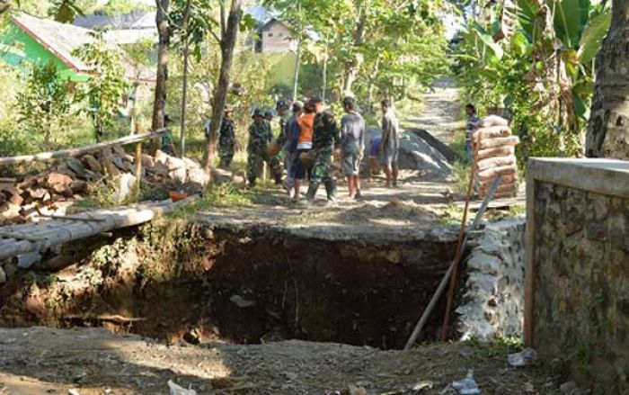 Jembatan Desa Sidorejo Nganjuk Putus, Anggota Koramil Bantu Perbaikan Jembatan Desa Sidorejo Nganjuk Putus, Anggota Koramil Bantu Perbaikan