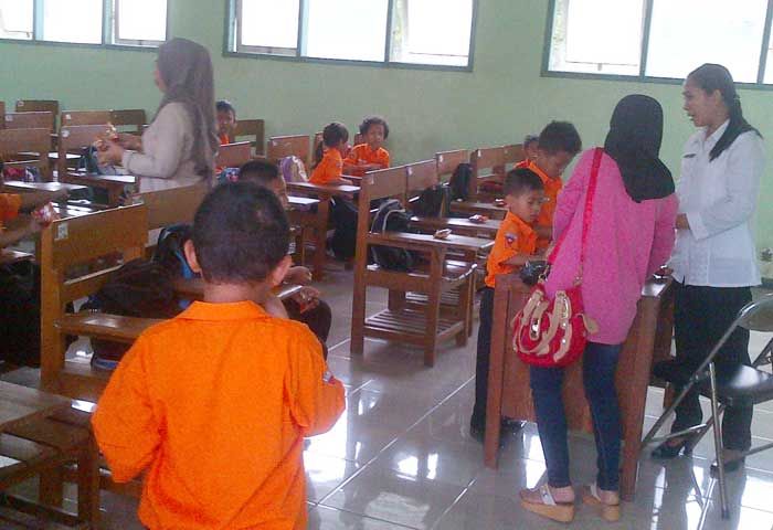 Hari Ketiga Penyegelan SDN Kranggan I, 248 Siswa Mengungsi ke Gedung STIT Hari Ketiga Penyegelan SDN Kranggan I, 248 Siswa Mengungsi ke Gedung STIT