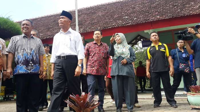 Kunjungi Pacitan, Mendikbud RI Perintahkan Relokasi Bagi Sekolah yang Kondisinya Parah