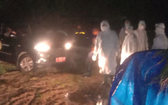 Pemakaman Pasien Covid-19 di TPU Mojodukuh Jombang, Mobil Jenazah Terjerembap Jalan Berlumpur
