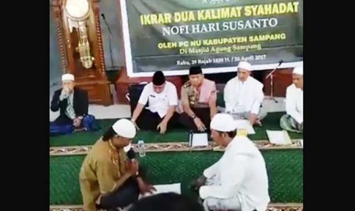 Disaksikan Kiai dan Plt Bupati Sampang, Anggota TNI Kodim 0828 Masuk Islam