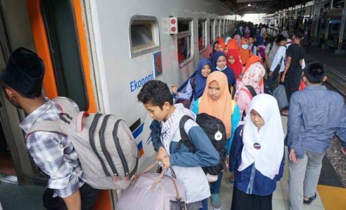 Ratusan Santri Tambak Beras Jombang Mudik Bersama dengan Kereta