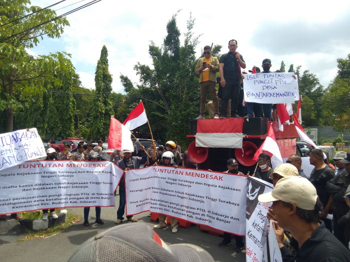 Usai Trosobo, Dugaan Pungli PTSL Terjadi di Desa Banjarkemantren, Massa Gruduk Kejari Sidoarjo Usai Trosobo, Dugaan Pungli PTSL Terjadi di Desa Banjarkemantren, Massa Gruduk Kejari Sidoarjo