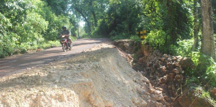 Baru Dua Bulan Diperbaiki, Trotoar dan Pembatas Jalan di Tuban Longsor Lagi Baru Dua Bulan Diperbaiki, Trotoar dan Pembatas Jalan di Tuban Longsor Lagi