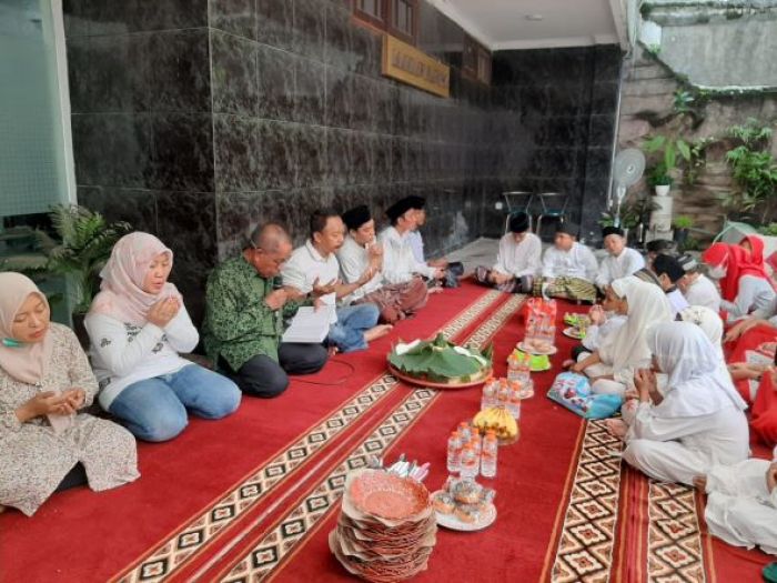 Bagikan Uang dan Al Quran pada Anak Yatim, Acara HUT ke-8 BANGSAONLINE Khidmat Bagikan Uang dan Al Quran pada Anak Yatim, Acara HUT ke-8 BANGSAONLINE Khidmat