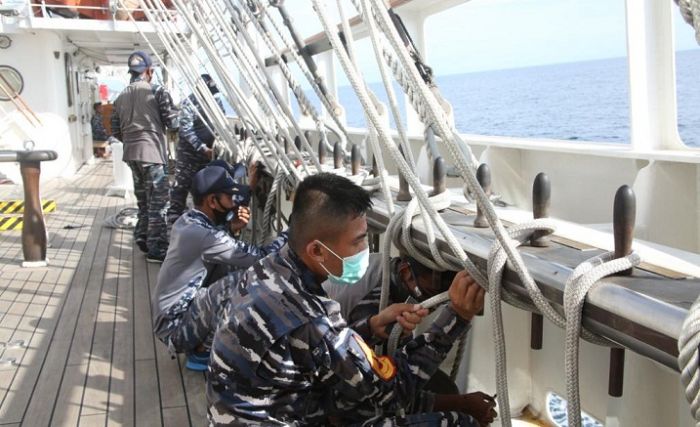 Biar Tampak Kokoh dan Megah, Tiang Layar Bima Suci Jalani Perawatan