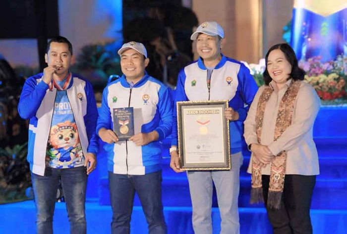 Sediakan Fasilitas Air Minum Selama Porprov IX Jatim, Perumda Tugu Tirta Raih Rekor MURI Sediakan Fasilitas Air Minum Selama Porprov IX Jatim, Perumda Tugu Tirta Raih Rekor MURI