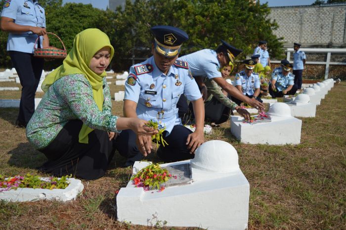 Jajaran Lapas Kelas 2B Tuban bersama Dharma Wanita gelar Tabur Bunga di TMP Ronggolawe