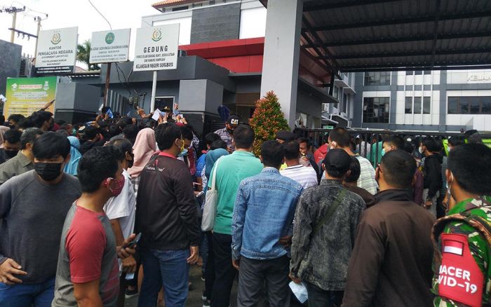 Berkerumun, Sebabkan Jalan Macet, Ratusan Pelanggar Tilang Penuhi Halaman Kejari Surabaya Berkerumun, Sebabkan Jalan Macet, Ratusan Pelanggar Tilang Penuhi Halaman Kejari Surabaya
