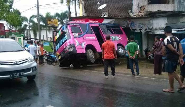 Kecelakaan di Jalan Yos Sudarso Pacitan, Minibus Seruduk Avanza dan Toko Onderdil
