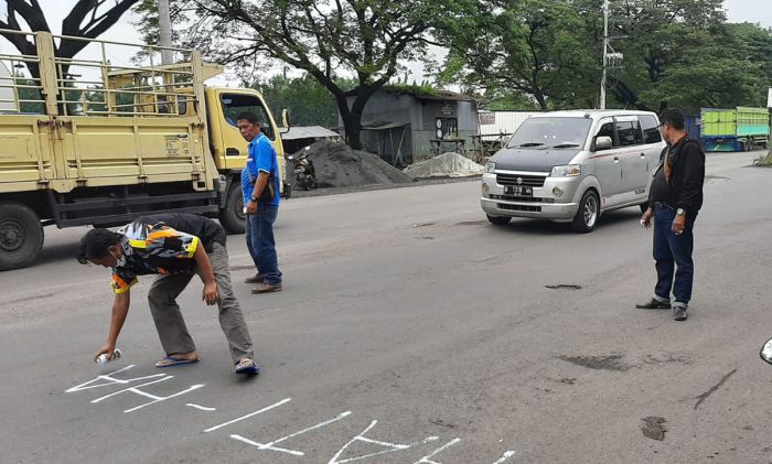 Protes Kerusakan Jalan di Bundaran Gempol Sampai Apollo, Warga Beri Tanda Lubang Jalan Protes Kerusakan Jalan di Bundaran Gempol Sampai Apollo, Warga Beri Tanda Lubang Jalan