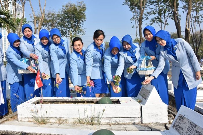 Jalasenastri Armada II Tabur Bunga di TMP 10 Nopember Surabaya Jalasenastri Armada II Tabur Bunga di TMP 10 Nopember Surabaya