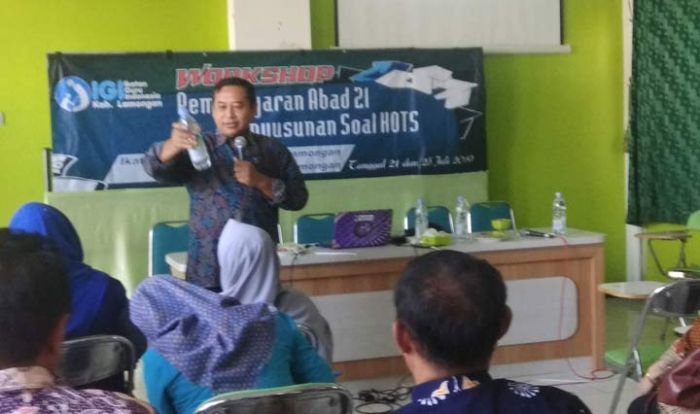 Guru di Lamongan Diajari Membuat Soal HOTS Guru di Lamongan Diajari Membuat Soal HOTS