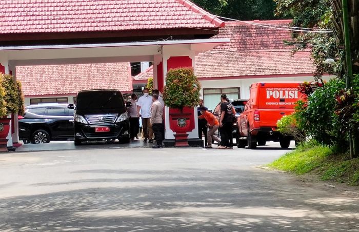 Pelaku Perampokan Rumah Dinas Wali Kota Blitar Diduga Pakai Mobil Pelat Merah Pelaku Perampokan Rumah Dinas Wali Kota Blitar Diduga Pakai Mobil Pelat Merah