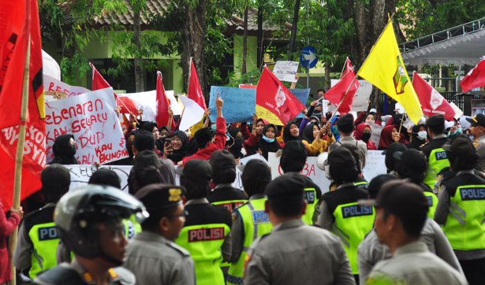 Ratusan Massa di Bojonegoro juga Demo Tolak UU KPK Hasil Revisi Ratusan Massa di Bojonegoro juga Demo Tolak UU KPK Hasil Revisi