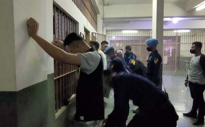 Usai Lebaran, Lapas Narkotika Kelas IIA Pamekasan Kembali Geledah Kamar Hunian dan WBP Usai Lebaran, Lapas Narkotika Kelas IIA Pamekasan Kembali Geledah Kamar Hunian dan WBP