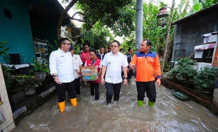 Gerak Cepat Tinjau Banjir di Mojokerto, Pj Gubernur Jatim Jamin Kebutuhan Dasar Korban Bencana