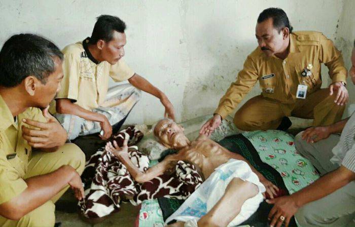 Nenek Sebatang Kara Supiyani Akhirnya Dirawat di RSUD Ibnu Sina Gresik Nenek Sebatang Kara Supiyani Akhirnya Dirawat di RSUD Ibnu Sina Gresik