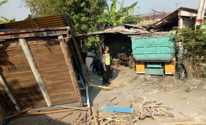 ​Sopir Mengantuk, Pos Kamling di Sidoarjo Ambruk Diseruduk Dump Truck