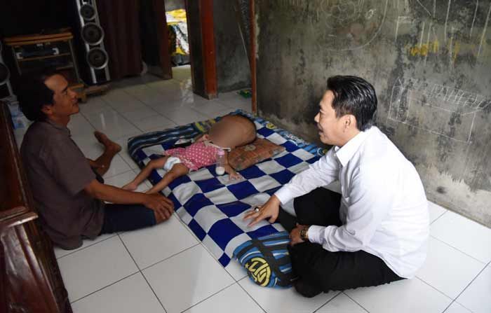 Kunjungi Bocah Penderita Hydrocephalus, Wabup Sidoarjo Minta Segera Dirujuk ke RSUD Kunjungi Bocah Penderita Hydrocephalus, Wabup Sidoarjo Minta Segera Dirujuk ke RSUD