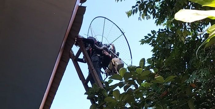 Turbulensi, Paramotor Gagal Take Off, Nyangkut di Atap SMAN 2 Batu Turbulensi, Paramotor Gagal Take Off, Nyangkut di Atap SMAN 2 Batu