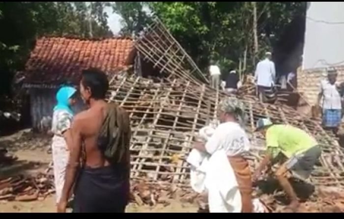 Tetiba Rumah Janda Tua Ambruk Tetiba Rumah Janda Tua Ambruk
