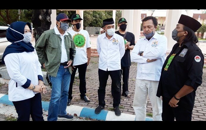 Gandeng Kadin dan Lembakum, PSHT Kediri Bagikan Masker dan Takjil Gandeng Kadin dan Lembakum, PSHT Kediri Bagikan Masker dan Takjil