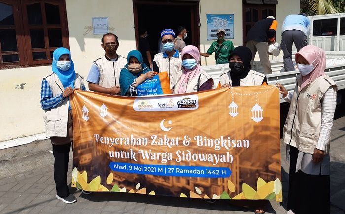Jelang Lebaran, Smamda Sidoarjo Bagikan Ratusan Bingkisan ke Warga Sekitar Sekolah Jelang Lebaran, Smamda Sidoarjo Bagikan Ratusan Bingkisan ke Warga Sekitar Sekolah