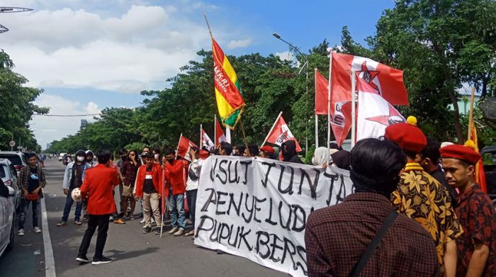 Demo di Polda, GMNI Jatim Tuntut Usut Tuntas Sindikat Mafia Pupuk Bersubsidi