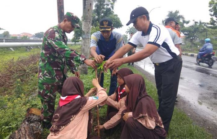 Jaga Kelestarian Alam, Kodim 0812 Lamongan Tanam Pohon