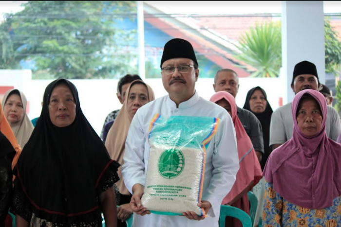 Gus Ipul Serahkan Bantuan Cadangan Pangan ke Warga Kota Pasuruan Gus Ipul Serahkan Bantuan Cadangan Pangan ke Warga Kota Pasuruan