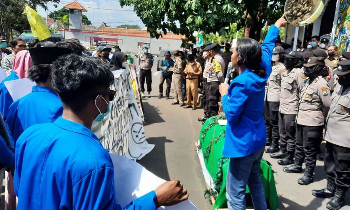Evaluasi Kinerja Lindra-Riyadi Jilid II, Puluhan Mahasiswa Tuban Kembali Gagal Temui Bupati Evaluasi Kinerja Lindra-Riyadi Jilid II, Puluhan Mahasiswa Tuban Kembali Gagal Temui Bupati