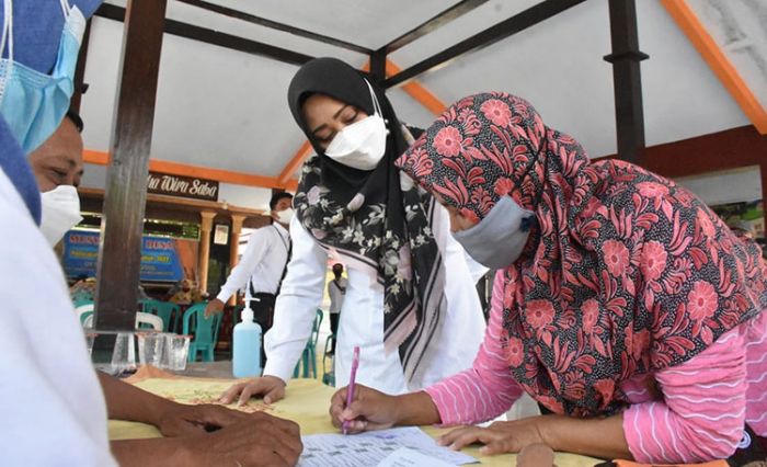Bupati Mojokerto Pantau Penyerahan Bantuan BST di Kecamatan Gondang Bupati Mojokerto Pantau Penyerahan Bantuan BST di Kecamatan Gondang