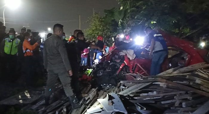 Brio Disambar KA Sancaka di Perlintasan Kebonsari Surabaya, 3 Remaja Tewas Brio Disambar KA Sancaka di Perlintasan Kebonsari Surabaya, 3 Remaja Tewas