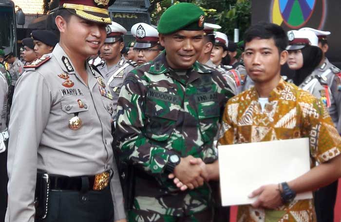 Kapolres Gresik Beri Reward Petugas Polri, TNI, dan Warga Sipil