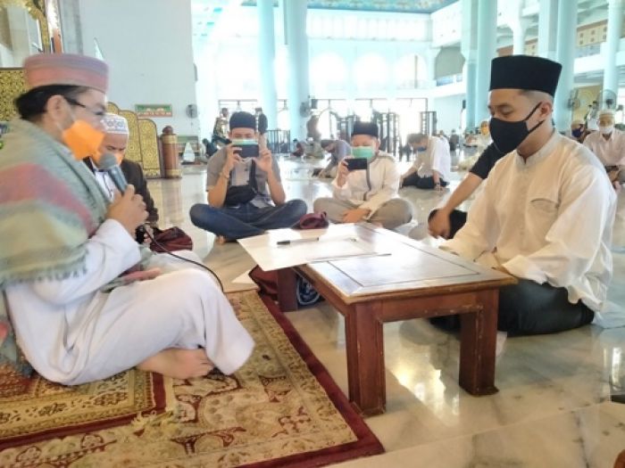 ​Milenial Tampan Ikrar Syahadat di Masjid Al-Akbar Surabaya