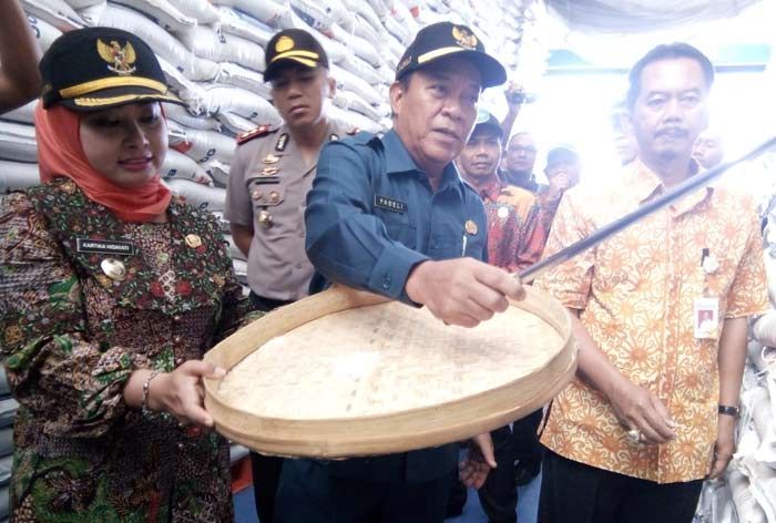 Sidak, Bupati Fadeli Pastikan Harga Masih Normal dan Stok Bahan Pokok Aman Saat Natal dan Tahun Baru