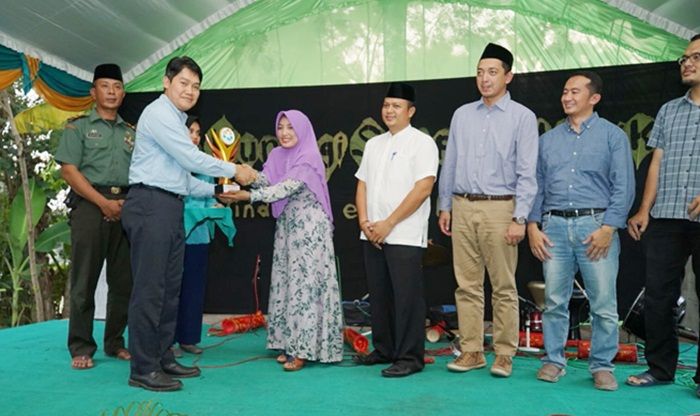 EMCL Berikan Penghargaan kepada Pelopor Kawasan Bebas Sampah di Bojonegoro EMCL Berikan Penghargaan kepada Pelopor Kawasan Bebas Sampah di Bojonegoro
