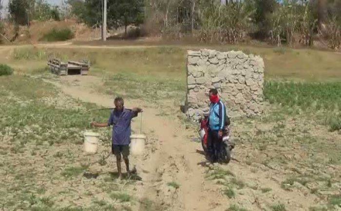 Diduga Dikorupsi, Jembatan Kenongorejo di Ngawi ini hanya Berupa Tumpukan Batu Bata Diduga Dikorupsi, Jembatan Kenongorejo di Ngawi ini hanya Berupa Tumpukan Batu Bata
