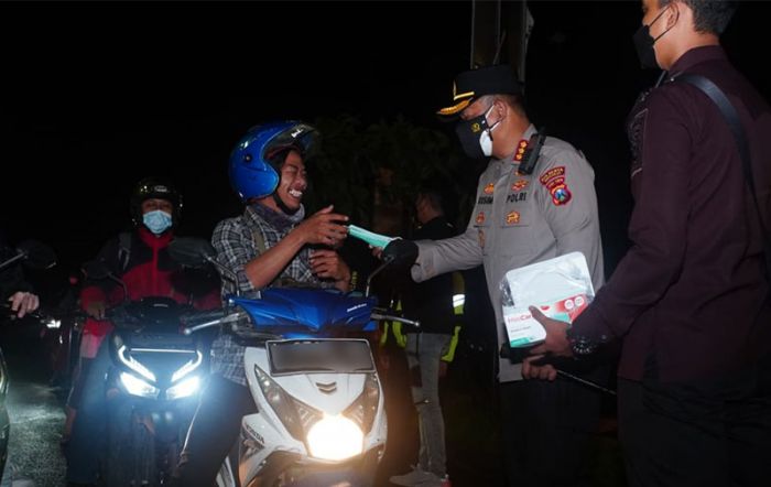 Jelang Nataru, Polresta Sidoarjo Bagikan Masker pada Pengguna Jalan