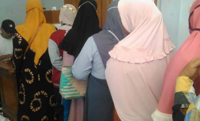 Penyaluran Bansos BPNT di Tuban Timbulkan Kerumunan Penyaluran Bansos BPNT di Tuban Timbulkan Kerumunan