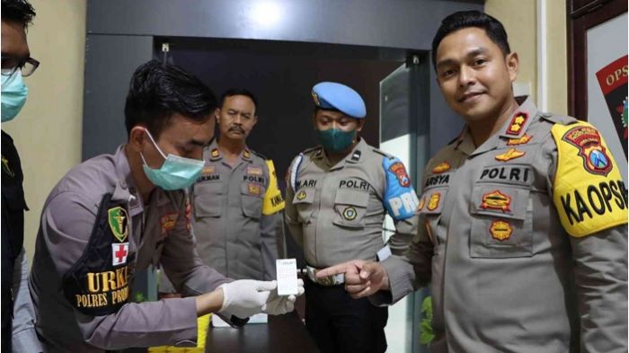 Buktikan Personel Polres Probolinggo Zero Narkoba, Seluruh Pejabat dan Kapolsek Jalani Tes Urine Buktikan Personel Polres Probolinggo Zero Narkoba, Seluruh Pejabat dan Kapolsek Jalani Tes Urine
