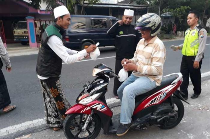 Ahbaabul Musthofa dan Syekher Mania Bojonegoro Bagikan Takjil Gratis Ahbaabul Musthofa dan Syekher Mania Bojonegoro Bagikan Takjil Gratis