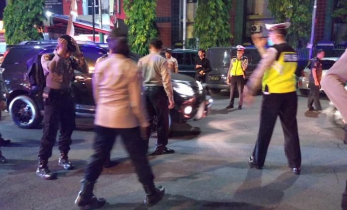 Polisi di Jember Patroli Imbau Warga Hindari Keramaian, Sejumlah Warga Cuek Polisi di Jember Patroli Imbau Warga Hindari Keramaian, Sejumlah Warga Cuek