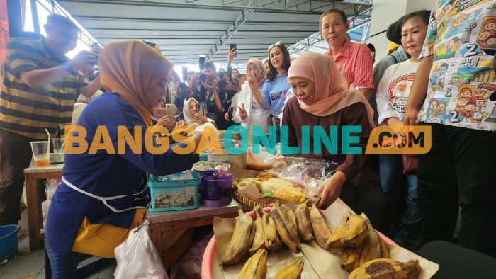 Blusukan di Pasar Atom, Khofifah Borong Jajanan Tradisional dan Gelar Cek Kesehatan Gratis Blusukan di Pasar Atom, Khofifah Borong Jajanan Tradisional dan Gelar Cek Kesehatan Gratis
