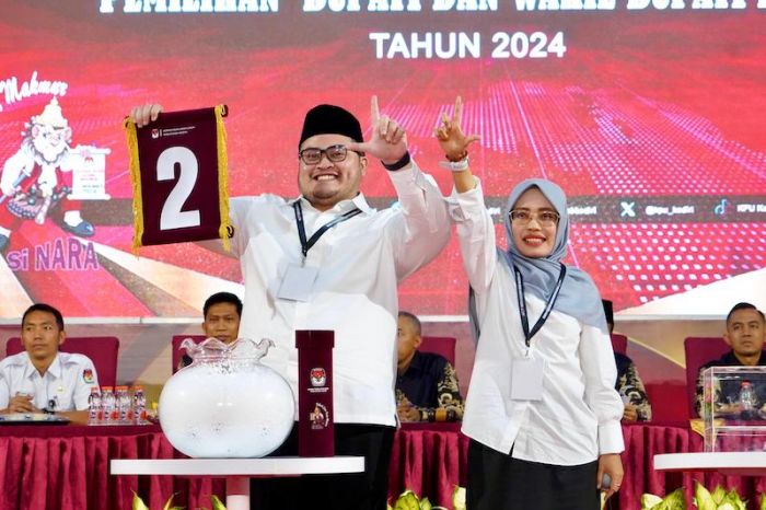 Elektabilitas Dhito-Dewi Melejit Lampaui Deny-Mudawamah Jelang Pilbup Kediri 2024 Elektabilitas Dhito-Dewi Melejit Lampaui Deny-Mudawamah Jelang Pilbup Kediri 2024