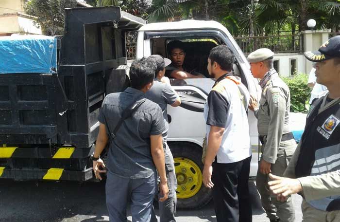 Dua Truk Bermuatan Diduga Pasir Ilegal Diamankan Polres Lumajang dalam Operasi Gabungan Dua Truk Bermuatan Diduga Pasir Ilegal Diamankan Polres Lumajang dalam Operasi Gabungan