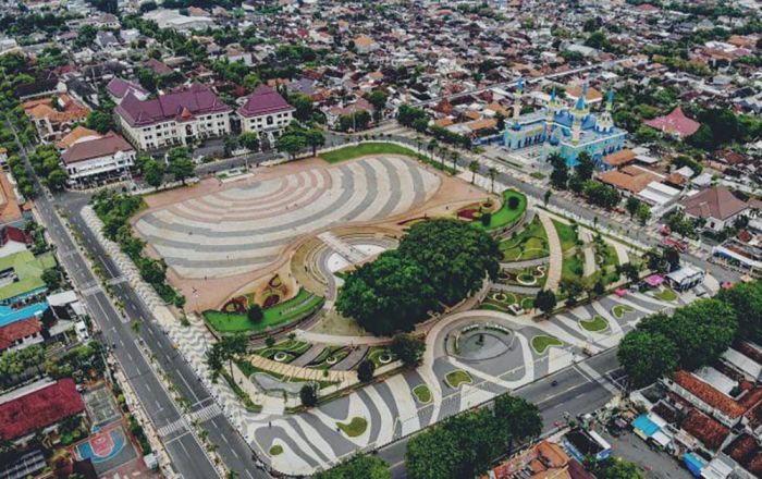 Bupati Lindra Ajak Seluruh Pihak Rawat Alun-Alun Tuban Bupati Lindra Ajak Seluruh Pihak Rawat Alun-Alun Tuban