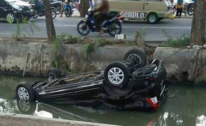 Tabrak Tiga Motor, Warga Ceburkan Avanza ke Sungai Mulyorejo